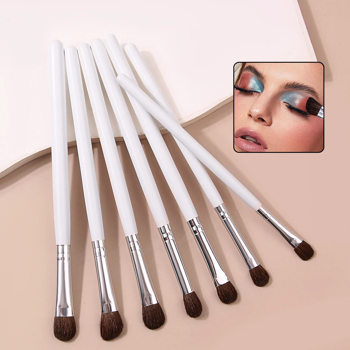 Pinceaux de Maquillage Blancs – Manche Long en Bois, Poils Doux, Idéal pour Yeux et Enlumineur